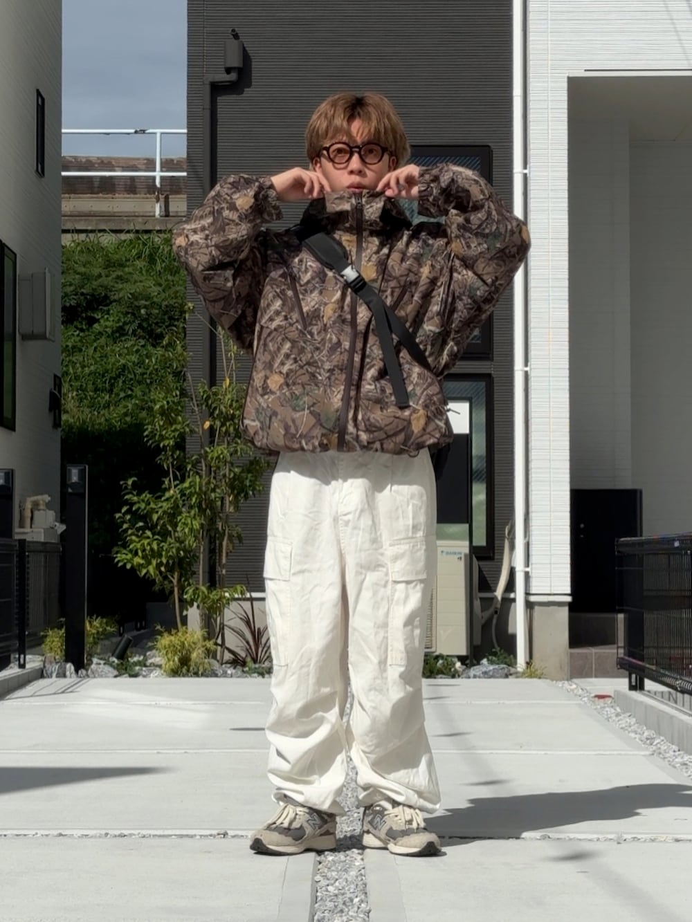 ホワイト系のカーゴパンツ、グレー系のスニーカー、ブラウン系のジャケット/アウターを着用したメンズの秋コーディネートの2枚目の写真