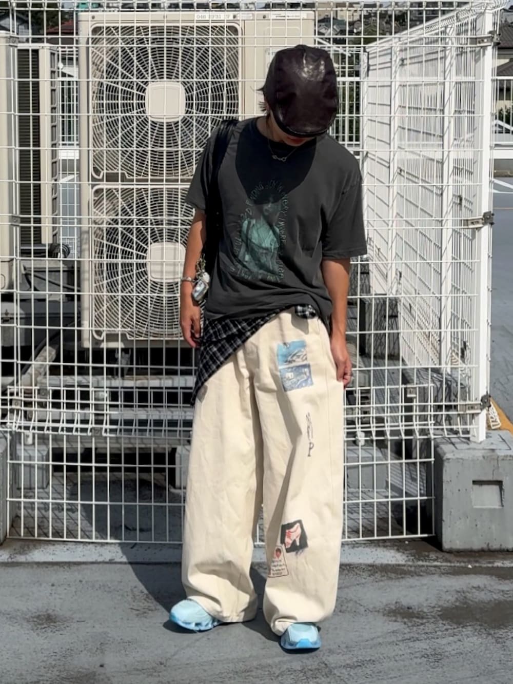 グレー系のTシャツ/カットソー、ホワイト系のその他パンツ、ブラック系のショルダーバッグを着用したメンズの夏コーディネートの2枚目の写真