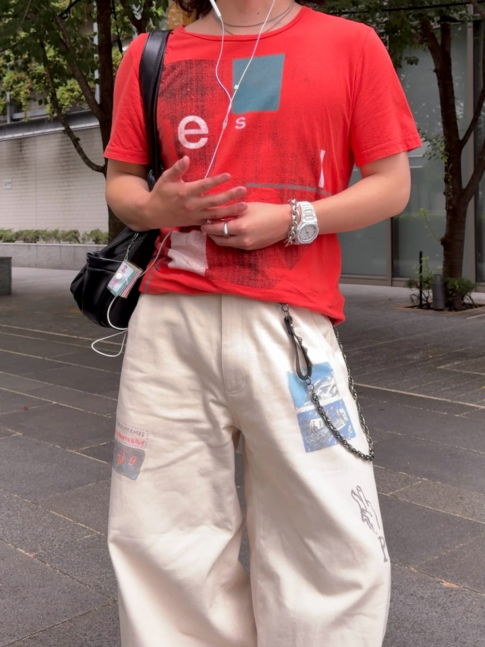 ホワイト系のその他パンツ、オレンジ系のTシャツ/カットソー、ブラック系のシューズを着用したメンズの夏コーディネートの3枚目の写真