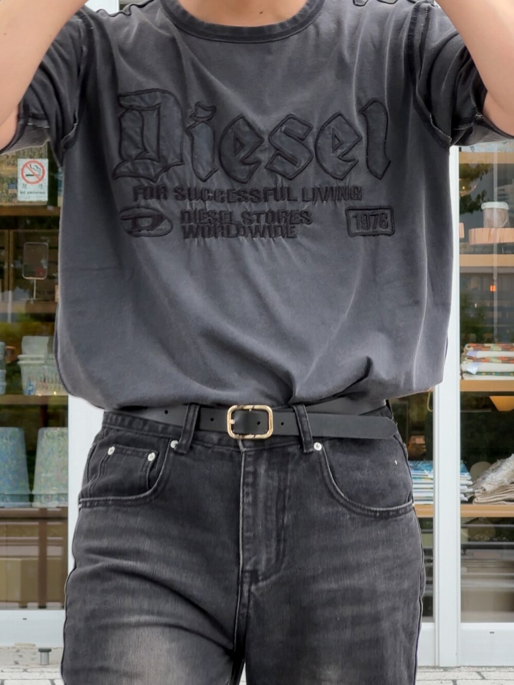 「さらっと晴れやかスナップ、夏コーデ、メンズファッション、夏服、モノトーン、ディーゼル、Diesel、ブラックデニム、オニツカタイガー、Onitsuka Tiger、ヘッドホン、タックイン、腕時計、低身長コーデ、低身長男子」｜「OTOのアイテム（デニムパンツ、ブラック系）」を使った、みっち~さん（メンズ・165cm）の夏コーディネートの3枚目の写真
