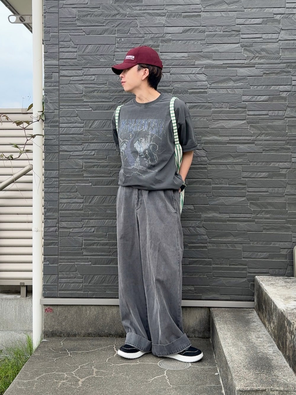 「やっぱり帽子が好き、ワイドパンツ、キャップ、キャップコーデ、キャップ男子、帽子コーデ、gadidanoniem、グレーコーデ、低身長男子、低身長コーデ、夏服」｜「gadidanoniemのアイテム（キャップ、レッド系）」を使った、みっち~さん（メンズ・165cm）の春コーディネートの2枚目の写真