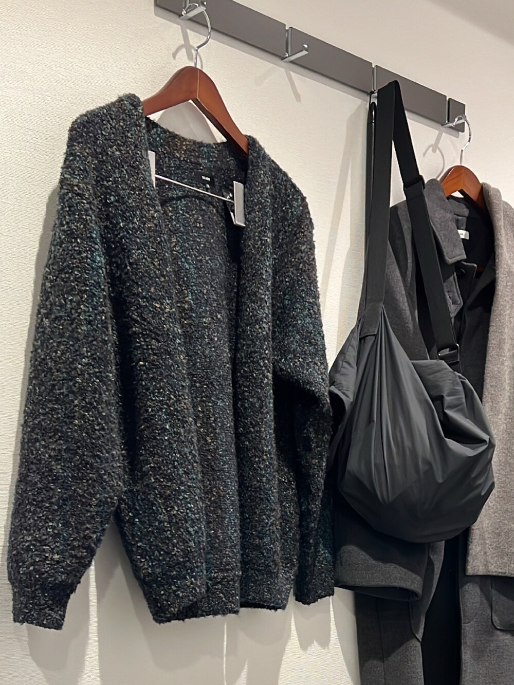 グリーン系のカーディガン/ボレロ、ブルー系のその他パンツ、ブラック系のスニーカーを着用したメンズの冬コーディネートの2枚目の写真