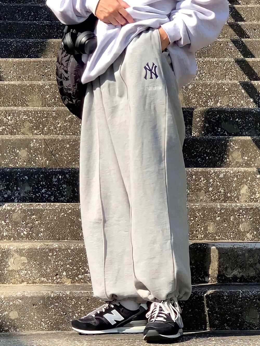 その他のスウェットパンツ、ブラック系のショルダーバッグ、グレー系のパーカーを着用したメンズの秋コーディネートの4枚目の写真