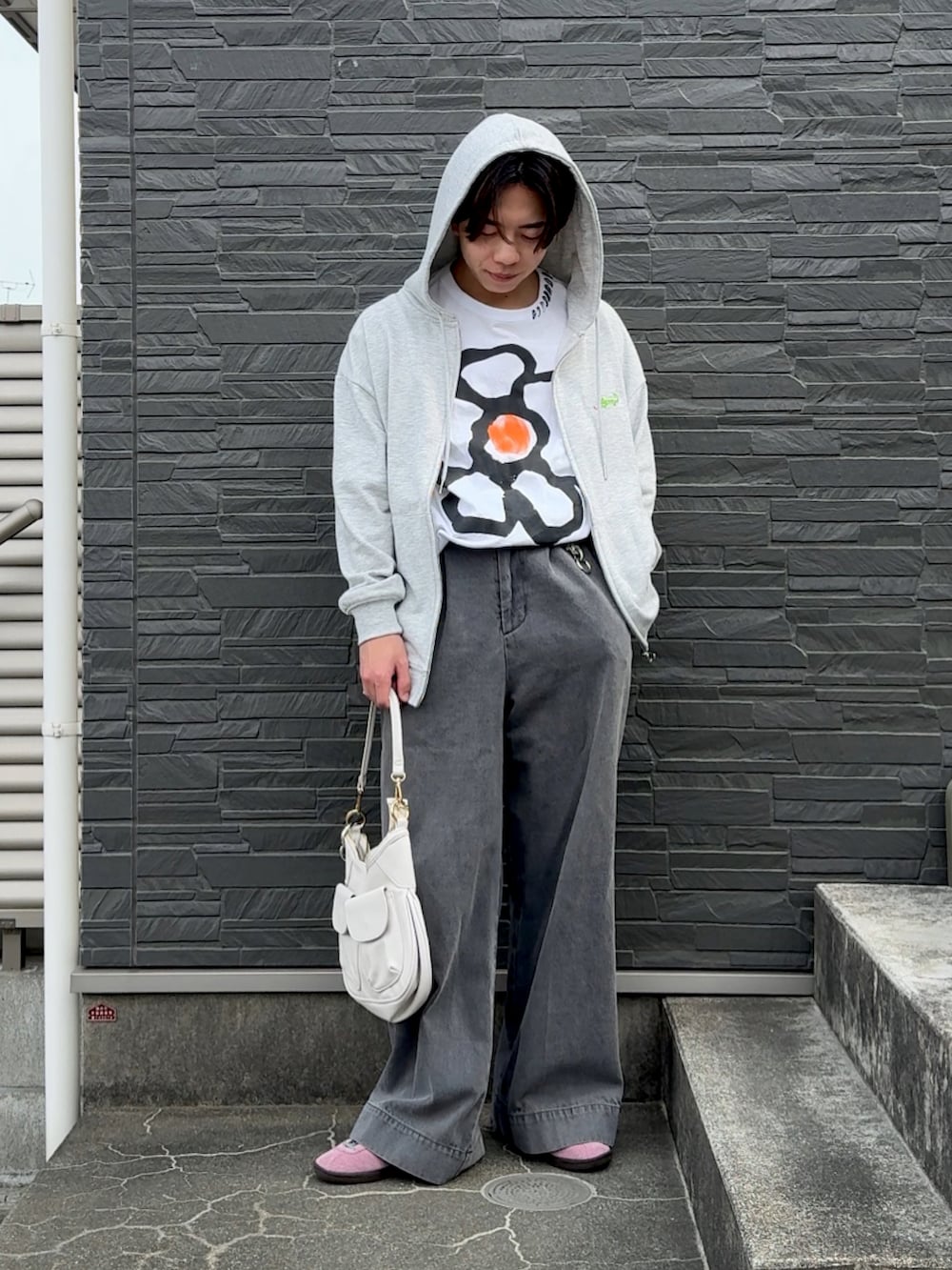 「春めき満開コーデ、春色、シンプルスタイル、メンズコーデ、メンズファッション、お花見コーデ、プチプラ、メゾンスペシャル、低身長コーデ、低身長男子、パーカーコーデ、ピンクスニーカー」｜「MAISON SPECIALの《UNISEX》Flower Hand-Printed Oversized Stitched Crew Neck T-shirt/フラワーハンドプリントオーバーサイズステッチクルーネックＴシャツ【MAISON SPECIAL/メゾンスペシャル】（Tシャツ/カットソー、ホワイト系）」を使った、みっち~さん（メンズ・165cm）の春コーディネートの3枚目の写真