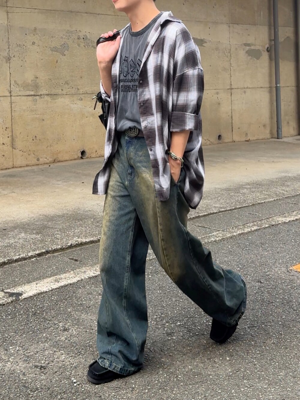 ブラック系のショルダーバッグ、グレー系のシャツ/ブラウス、ブルー系のデニムパンツを着用したメンズの秋コーディネートの2枚目の写真