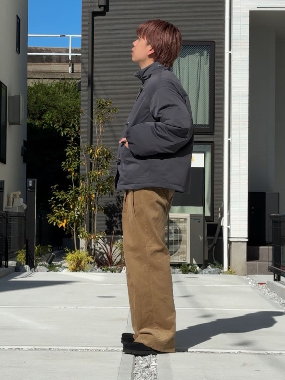 「最近のいい感じコーデ、ダウンジャケット、冬アウター、WEARyouthコーデ、Bleme、コーデュロイパンツ、クラークス、秋冬コーデ、低身長コーデ、低身長男子、soerte」｜「Blemeのファイヤーマン ボリューム 中綿ブルゾン（700フィルパワー）（ブルゾン、ブラック系）」を使った、みっち~さん（メンズ・165cm）の秋コーディネートの2枚目の写真