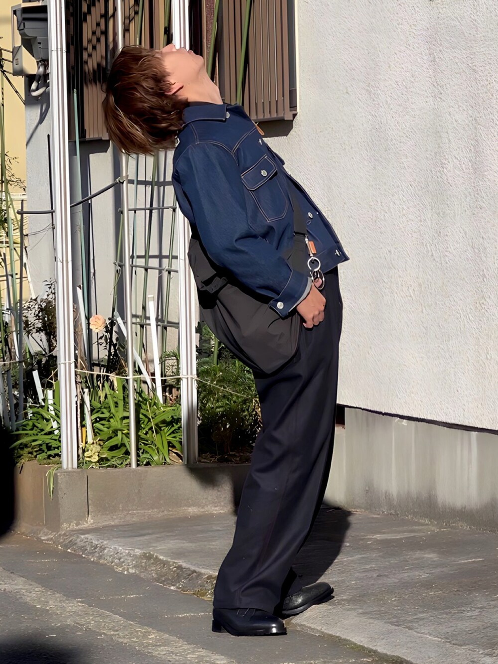 ブラック系のニット/セーターを着用したメンズの冬コーディネートの3枚目の写真