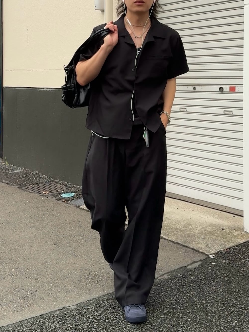 ブルー系のスニーカー、ブラック系のシャツ/ブラウス、ブラック系のスラックスを着用したメンズの夏コーディネートの2枚目の写真