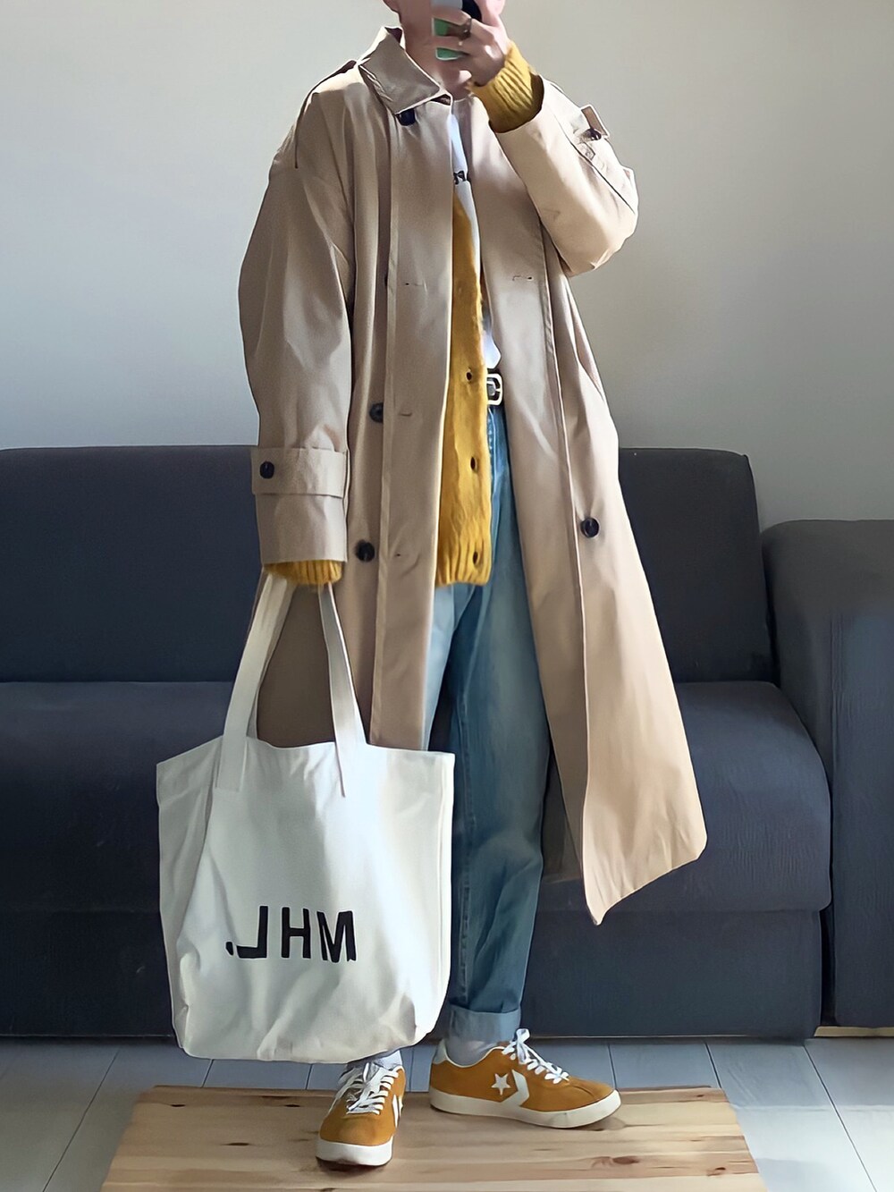 ホワイト系のTシャツ/カットソー、イエロー系のカーディガン/ボレロ、ホワイト系のバッグを着用したメンズの冬コーディネートの2枚目の写真