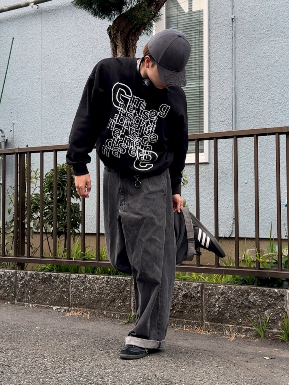 「春めき満開コーデ、春色、gadidanoniem、スウェット、スウェットコーデ、ロゴスウェット、レイヤードパンツ、サンバ、キャップコーデ、キャップ男子、低身長男子、低身長コーデ、ストリートコーデ」｜「gadidanoniemのアイテム（キャップ、ブラック系）」を使った、みっち~さん（メンズ・165cm）の春コーディネートの2枚目の写真