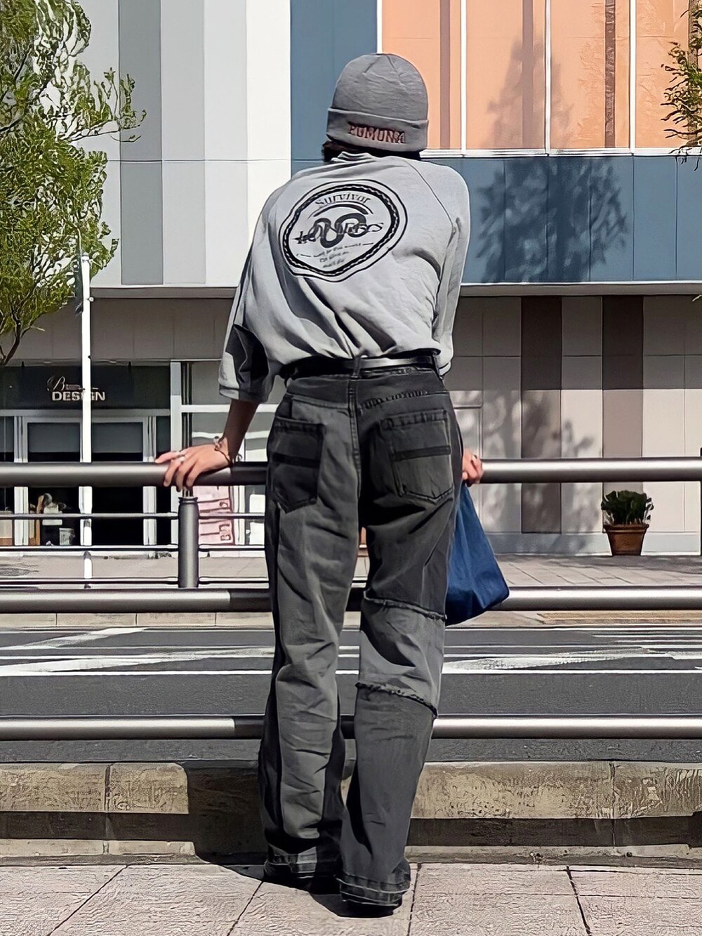 「いまどきジャケット写真、メンズファッション、春夏コーデ、いいね、save、フォローお願いします🤑、ストリート、ストリートMIX、ニット帽、リメイクジーンズ、リメイクデニム、グレーコーデ、タックイン、低身長男子、ヘッドホン」｜「HAREのリメイクライクパッチワークデニム(HARE)（デニムパンツ、ブラック系）」を使った、みっち~さん（メンズ・165cm）の春コーディネートの2枚目の写真