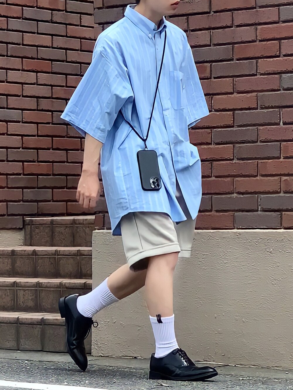 「夏、オトナカジュアル、カジュアルコーデ、おしゃれさんと繋がりたい、ストライプシャツ、キャップ、natiam、ハーフパンツ、白靴下、革靴、iPhoneケース、ビッグシルエット、夏コーデ、ビッグシャツ」｜「natiamのアイテム（キャップ、ベージュ系）」を使った、みっち~さん（メンズ・165cm）の夏コーディネートの2枚目の写真