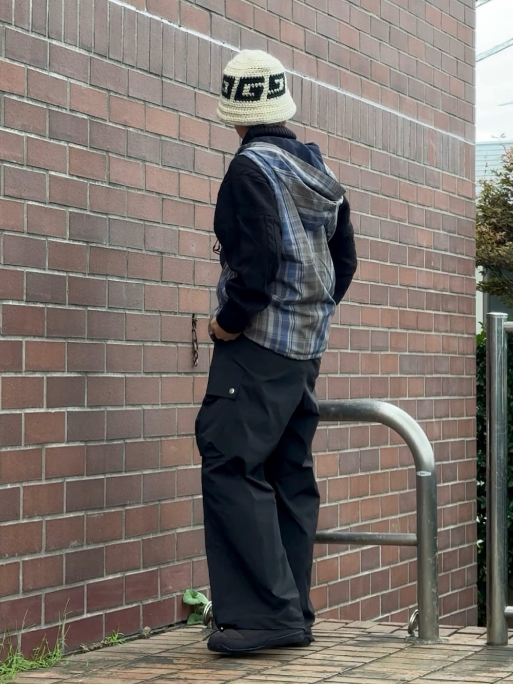 「秋っぽコーデ更新中、古着MIX、チェックベスト、ナイロンパンツ、秋服準備はじめました、低身長コーデ、低身長男子、カーゴパンツ、バケハ、THE NORTH FACE、サボ、WEARyouthコーデ」｜「soerteのWide straight tech cargo pants (Washer nylon)/ワイドストレートテックカーゴパンツ（ワッシャーナイロン）（カーゴパンツ、ブラック系）」を使った、みっち~さん（メンズ・165cm）の秋コーディネートの2枚目の写真