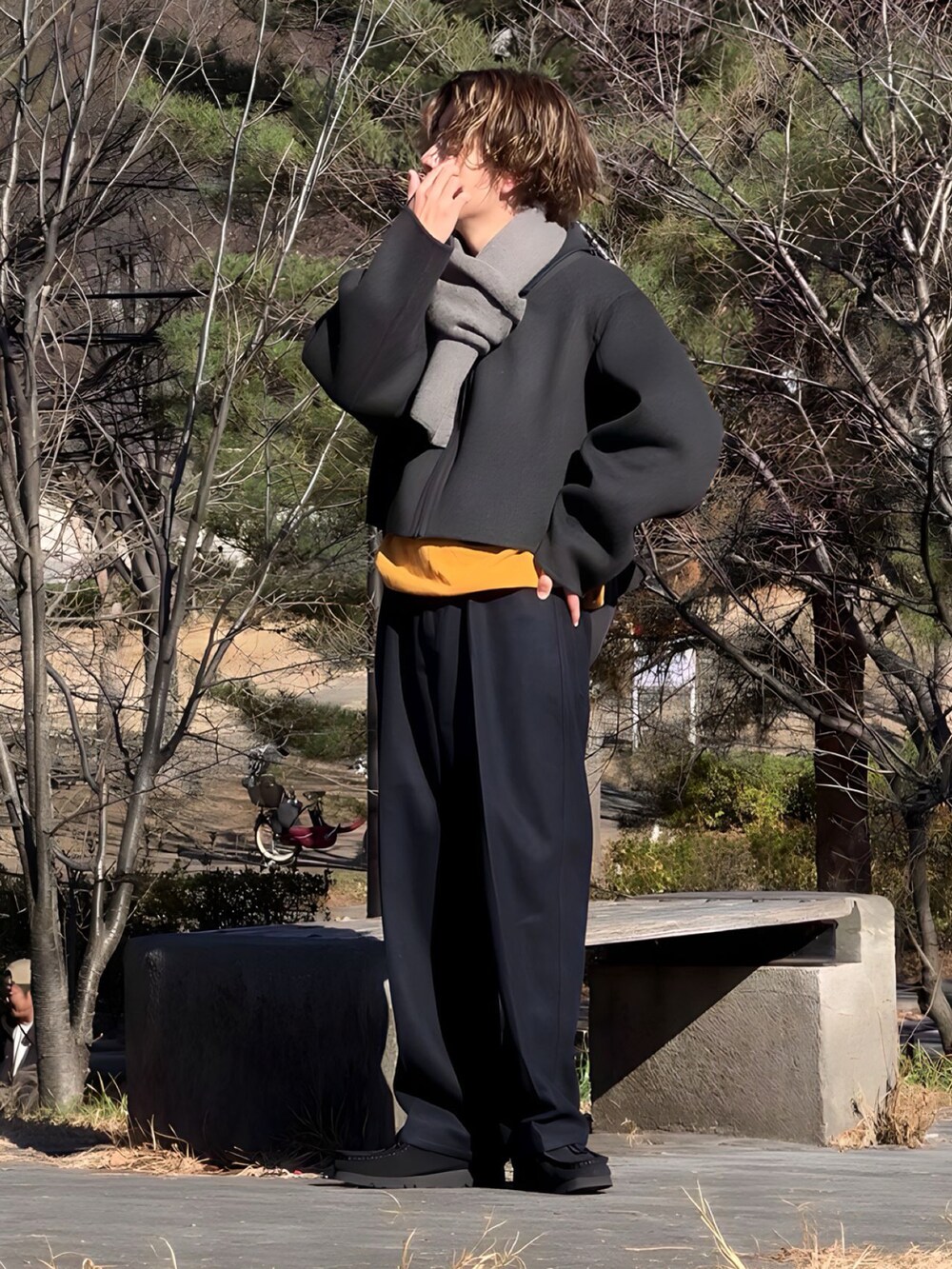 ブルー系のその他パンツ、グレー系のブルゾン、イエロー系のスウェットを着用したメンズの冬コーディネートの2枚目の写真