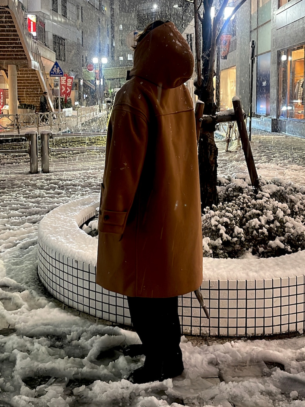 ブラウン系のダッフルコート、グリーン系のカーディガン/ボレロ、ブルー系のその他パンツを着用したメンズの冬コーディネートの2枚目の写真