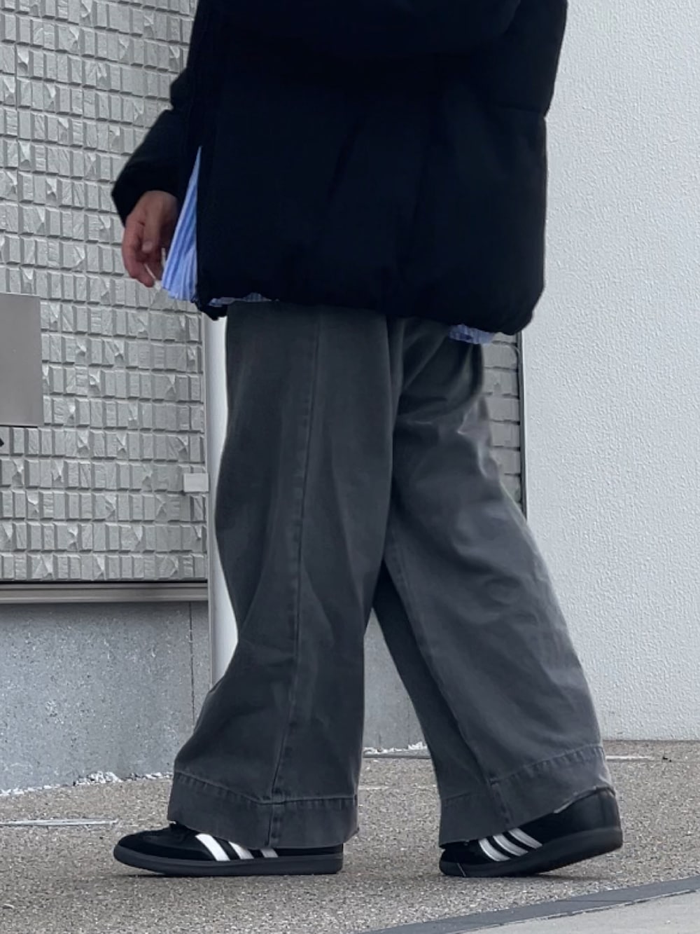 グレー系のデニムパンツ、ブラック系のジャケット/アウター、ブルー系のシャツ/ブラウスを着用したメンズの秋コーディネートの2枚目の写真