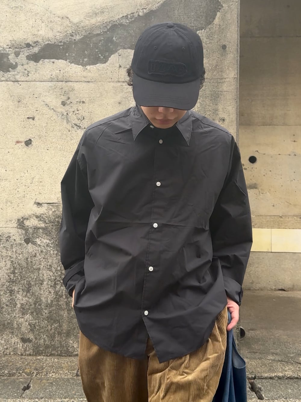ブルー系のショルダーバッグ、ブラック系のシャツ/ブラウス、ベージュ系のその他パンツを着用したメンズの秋コーディネートの3枚目の写真