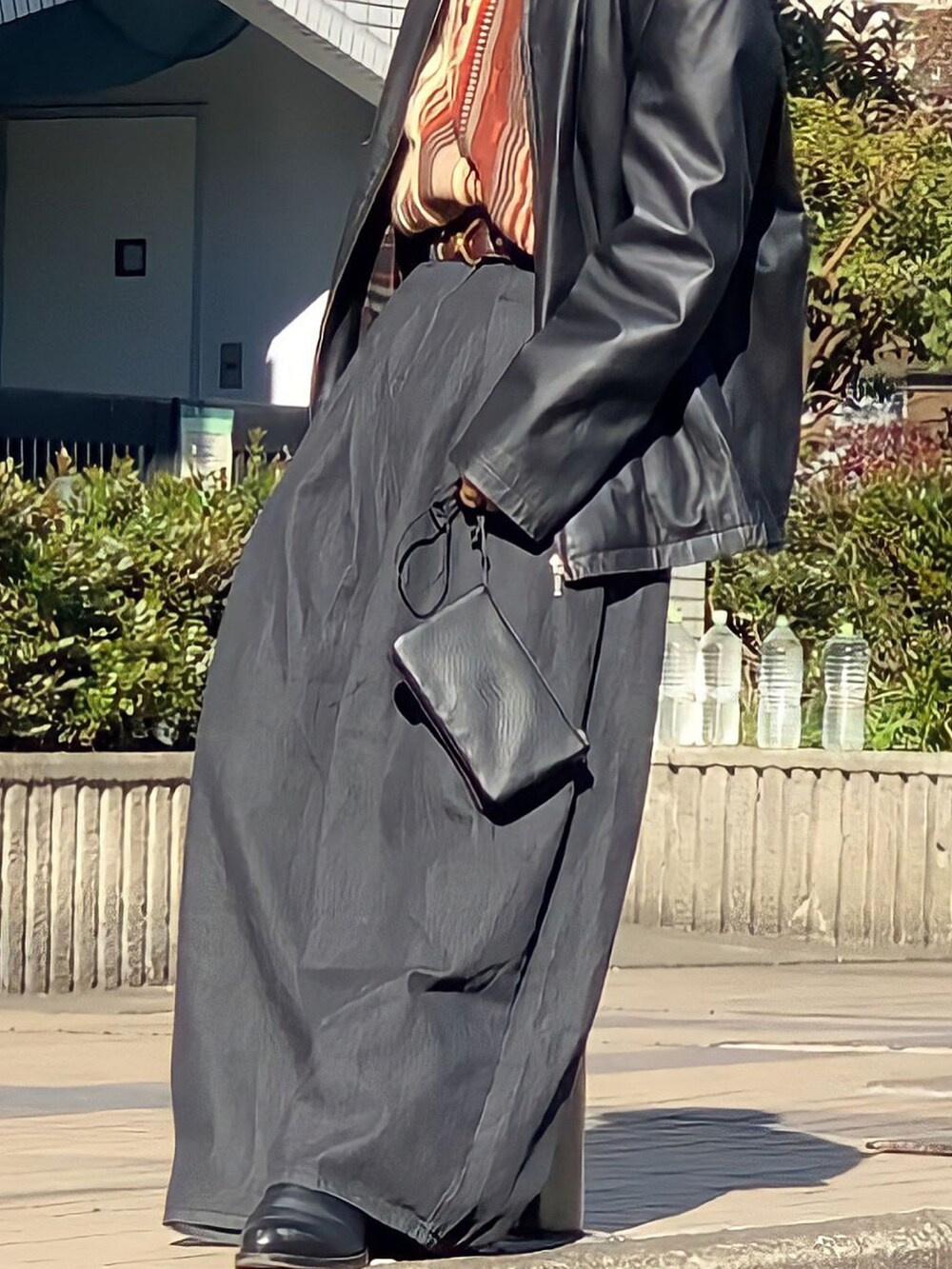 「おしゃれさんと繋がりたい、休日コーデ、シンプル、ストリートMIX、古着MIX、古着、古着コーデ、下北沢、ワイドパンツ、ワイドデニム、ストリート、MHL.」｜「Aphlotusのルーズシルエット 11oz バギー ブラック デニムパンツ（デニムパンツ、ブラック系）」を使った、みっち~さん（メンズ・165cm）の冬コーディネートの3枚目の写真