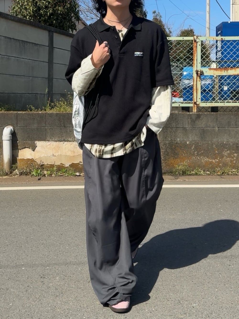 グリーン系のTシャツ/カットソー、グレー系のデニムパンツ、ピンク系のスニーカーを着用したメンズの春コーディネートの2枚目の写真