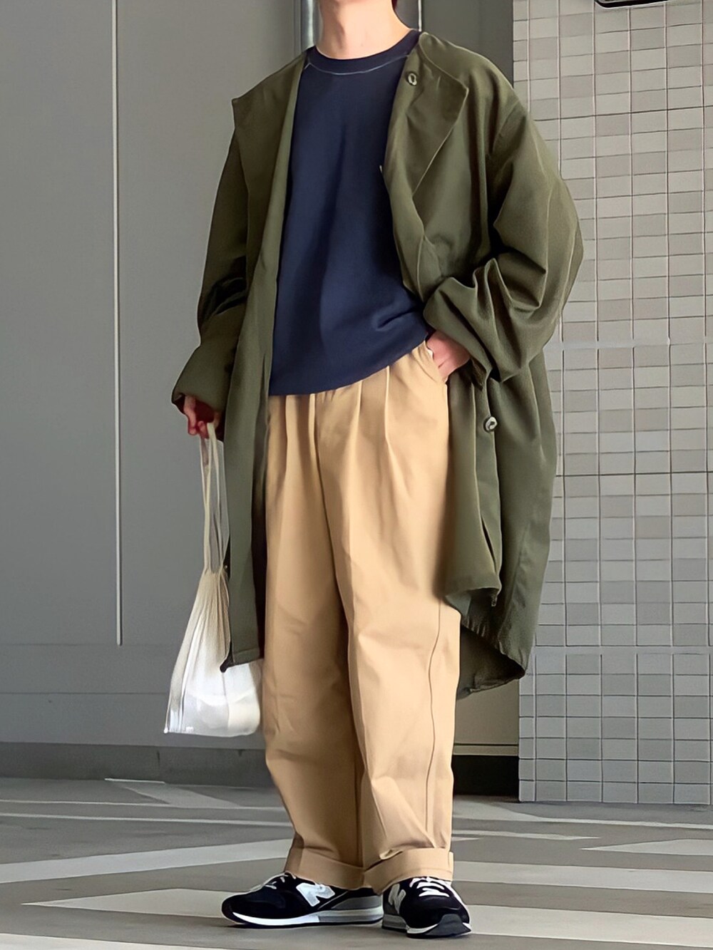 「クリスマスに着たい服、冬コーデ、シンプルコーデ、カジュアルコーデ、秋冬コーデ、低身長コーデ、Adam et Rope'、ニューバランス、New Balance、ニット、リバーシブル、チノパン、natiam、ナティム、リング」｜「natiamのアイテム（チノパンツ、ベージュ系）」を使った、みっち~さん（メンズ・165cm）の冬コーディネートの2枚目の写真