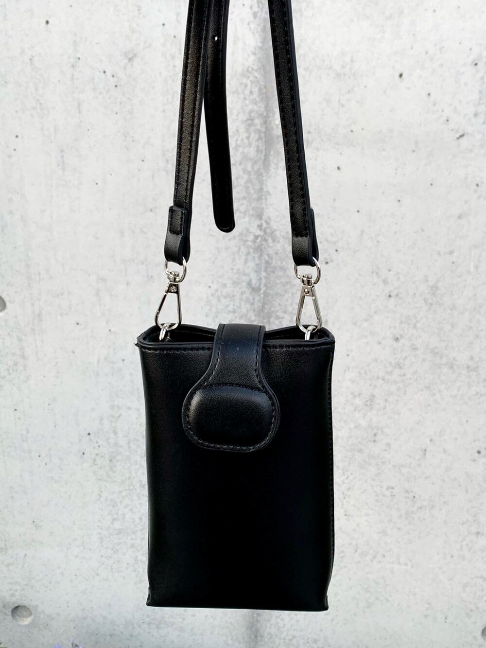 「革靴、大人コーデ、いいね、save、フォローお願いします🤑、ALL BLACK、エマクローズ、EMMA  CLOTHES、natiam、ナティム、マフラー、ブラックコーデ、ブラック、低身長男子、レザージャケット」｜「EMMA CLOTHESのTRストレッチ オーバーサイズ ヨークトレンチコート/オーバーコート EMMA CLOTHES 2021AW（トレンチコート、グレー系）」を使った、みっち~さん（メンズ・165cm）の冬コーディネートの2枚目の写真