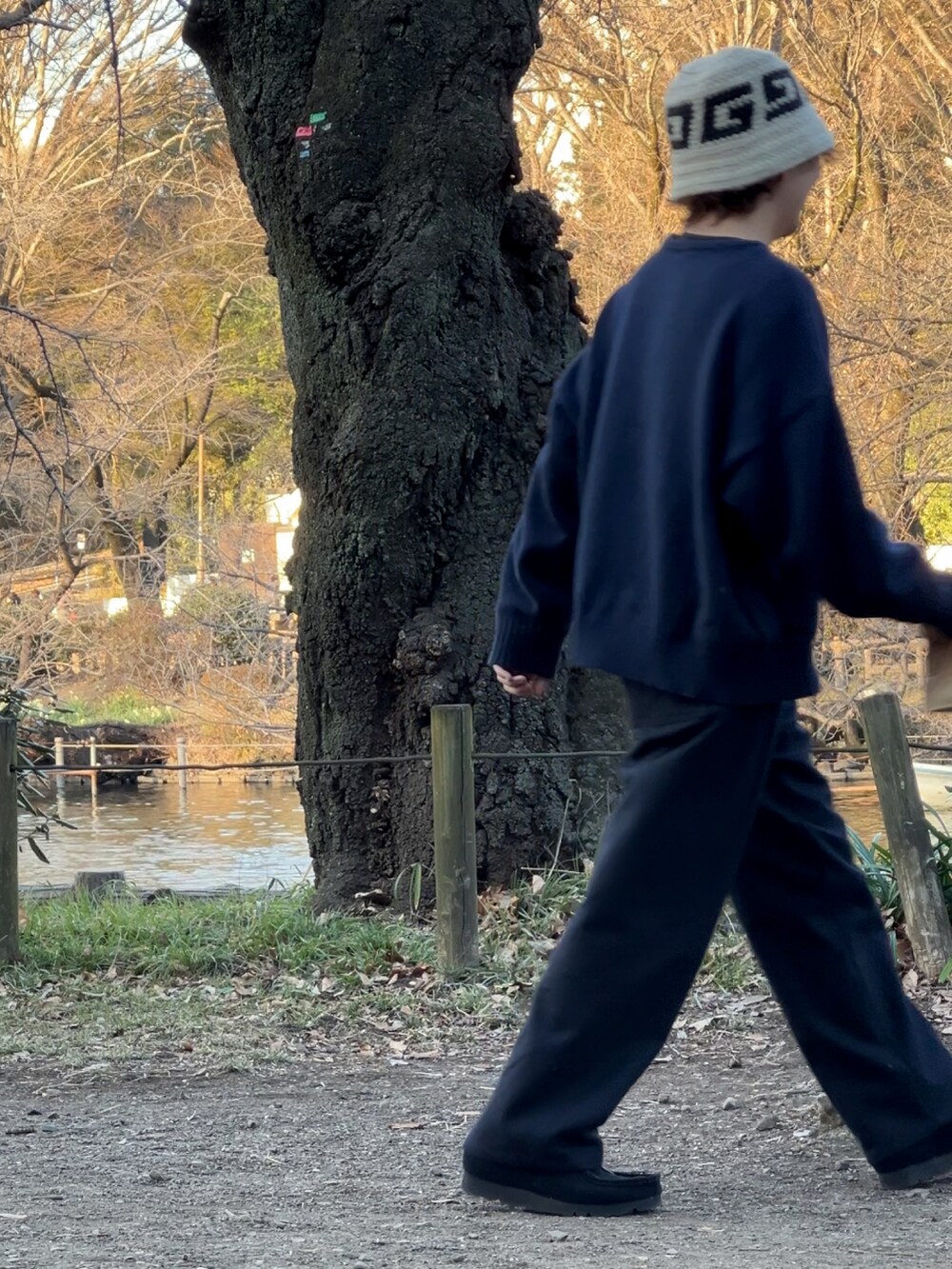 ブルー系のその他パンツ、ブラック系のスニーカー、ブルー系のニット/セーターを着用したメンズの冬コーディネートの3枚目の写真