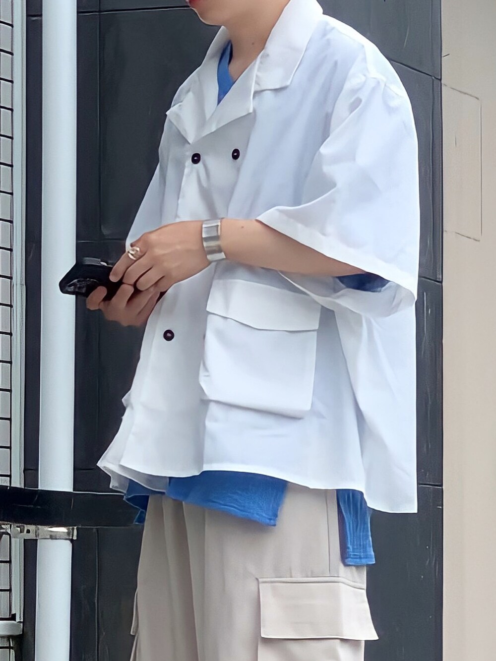 「休日スタイル、オーバーサイズ、ビッグシルエット、ゆるコーデ、シャツスタイル、ブルーコーデ、カーゴパンツ、革靴、シルバーアクセサリー、バングル、低身長男子、レイヤードスタイル、レイヤード、今日のコーデ、夏コーデ」｜「INTERPLAYの【INTERPLAY】スリーピング シャツ＜UNISEX＞（シャツ/ブラウス、ブルー系）」を使った、みっち~さん（メンズ・165cm）の夏コーディネートの2枚目の写真