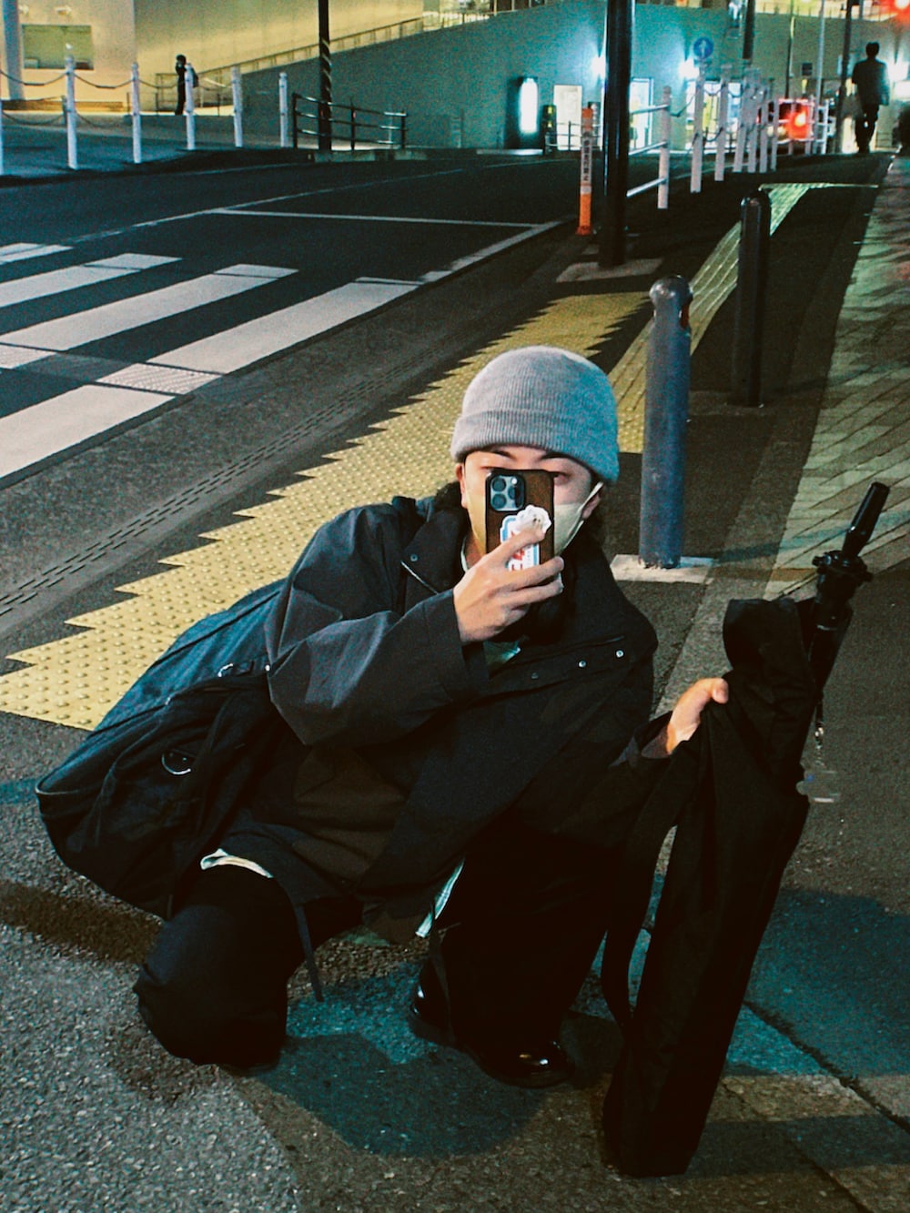 グリーン系のシャツ/ブラウス、ブラック系のテーラードジャケット、ブラック系のスラックスを着用したメンズの春コーディネートの2枚目の写真