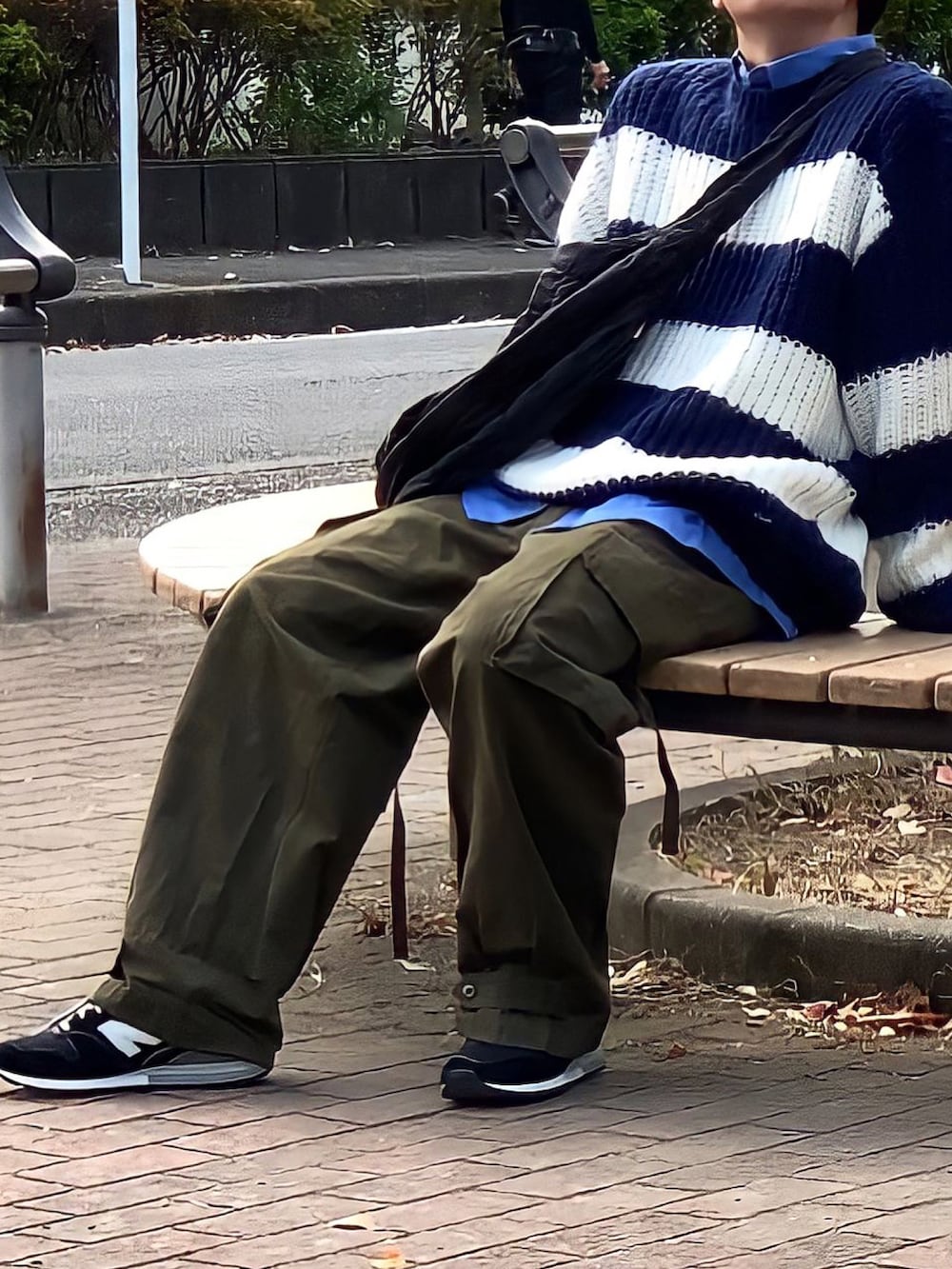 ブルー系のニット/セーター、ブルー系のシャツ/ブラウス、ブラック系のショルダーバッグを着用したメンズの秋コーディネートの2枚目の写真