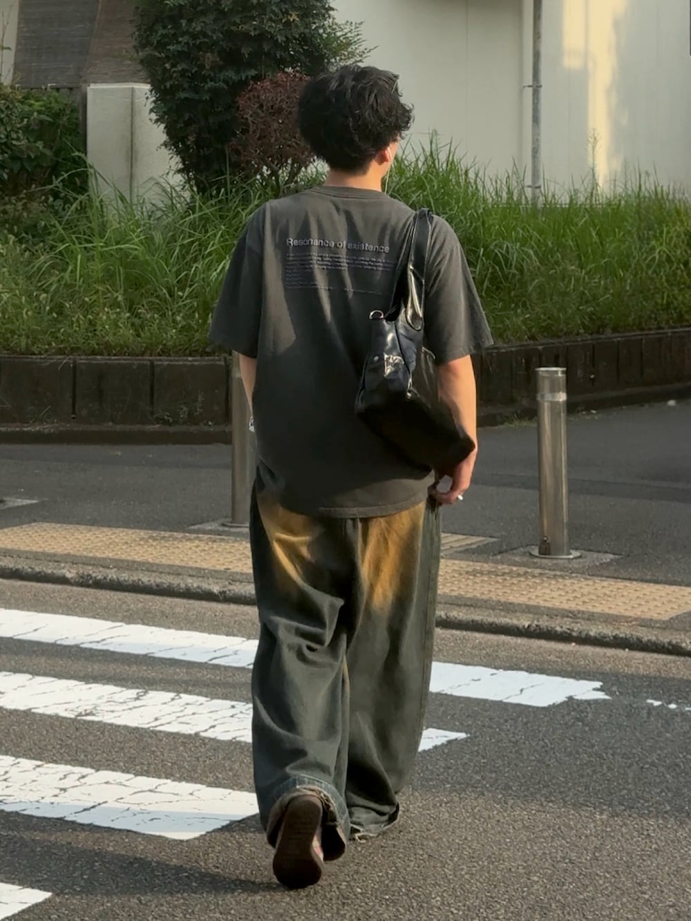 ブルー系のデニムパンツ、ピンク系のスニーカー、ブラック系のTシャツ/カットソーを着用したメンズの夏コーディネートの2枚目の写真