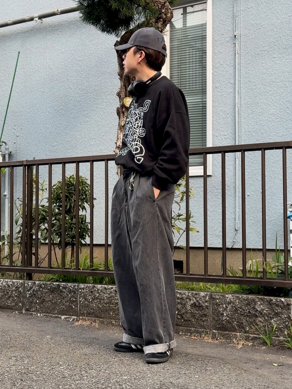 「春めき満開コーデ、春色、gadidanoniem、スウェット、スウェットコーデ、ロゴスウェット、レイヤードパンツ、サンバ、キャップコーデ、キャップ男子、低身長男子、低身長コーデ、ストリートコーデ」｜「gadidanoniemのアイテム（キャップ、ブラック系）」を使った、みっち~さん（メンズ・165cm）の春コーディネートの3枚目の写真