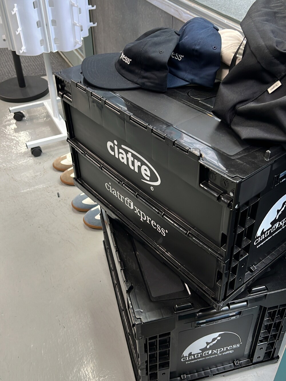 ホワイト系のシャツ/ブラウス、ベージュ系のその他パンツ、ブラック系のバッグを着用したメンズの夏コーディネートの3枚目の写真