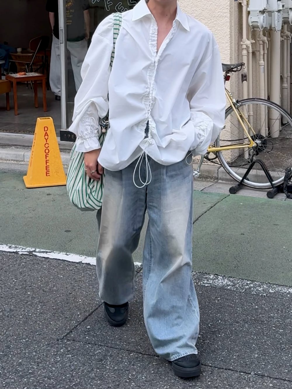 「ワイドパンツ、韓国ファッション、ワイドデニム、白シャツ、白シャツ×デニム、スニーカー、soerte、低身長コーデ、低身長男子、キレイめカジュアル、シンプルスタイル、オトナカジュアル、春服、メンズコーデ」｜「soerteの2WAY LOOSE VOLUME SLEEVE SHIRT/２WAYルーズボリュームスリーブシャツ（シャツ/ブラウス、ホワイト系）」を使った、みっち~さん（メンズ・165cm）の春コーディネートの2枚目の写真