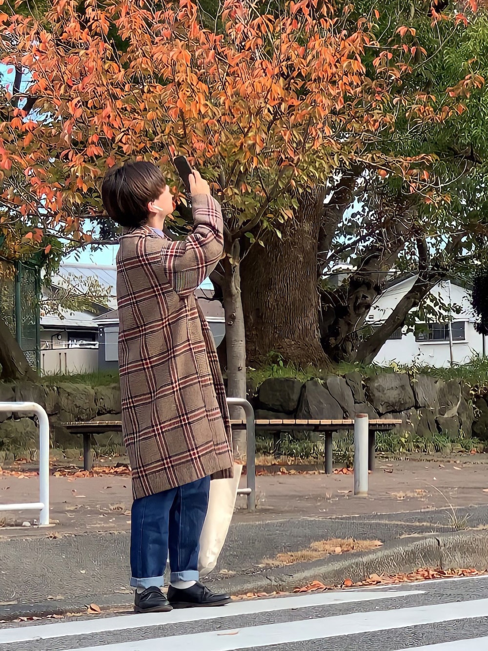 ベージュ系のベスト、ブルー系のシャツ/ブラウス、ベージュ系のステンカラーコートを着用したメンズの秋コーディネートの3枚目の写真