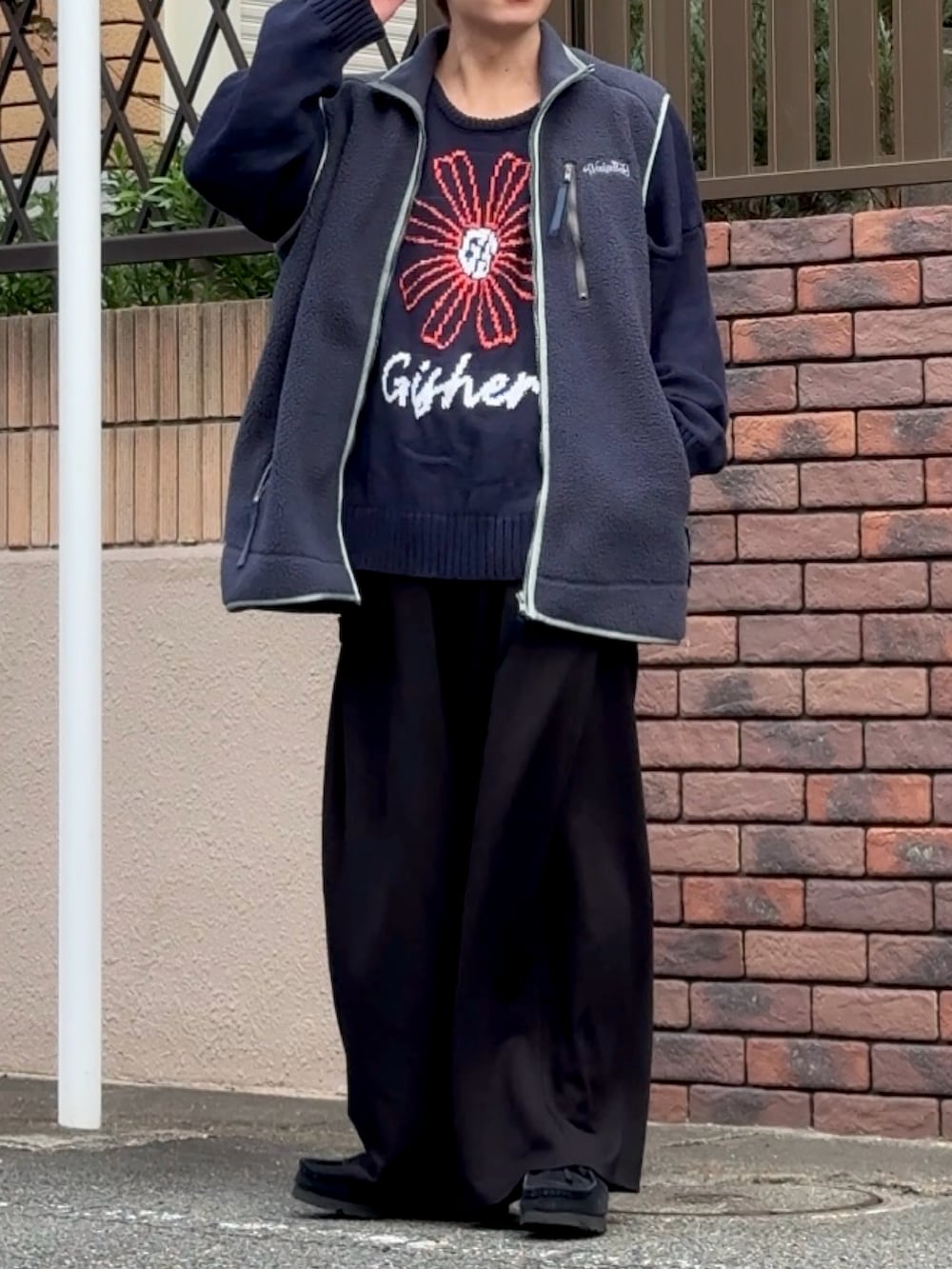 ブラック系のスニーカー、ブラック系のスウェットパンツ、ブルー系のベストを着用したメンズの秋コーディネートの3枚目の写真