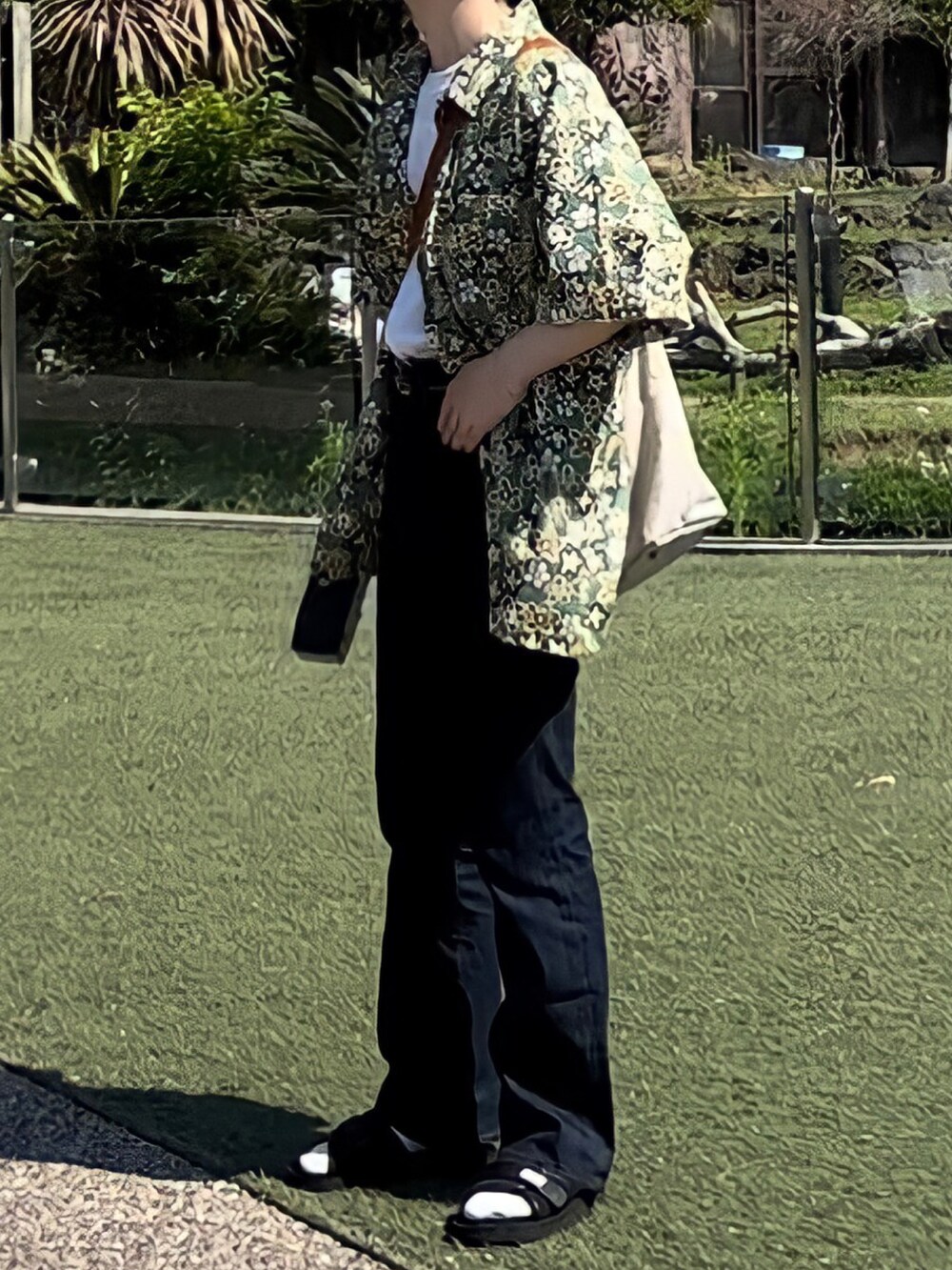 グリーン系のシャツ/ブラウス、ベージュ系のショルダーバッグ、ホワイト系のTシャツ/カットソーを着用したメンズの春コーディネートの2枚目の写真