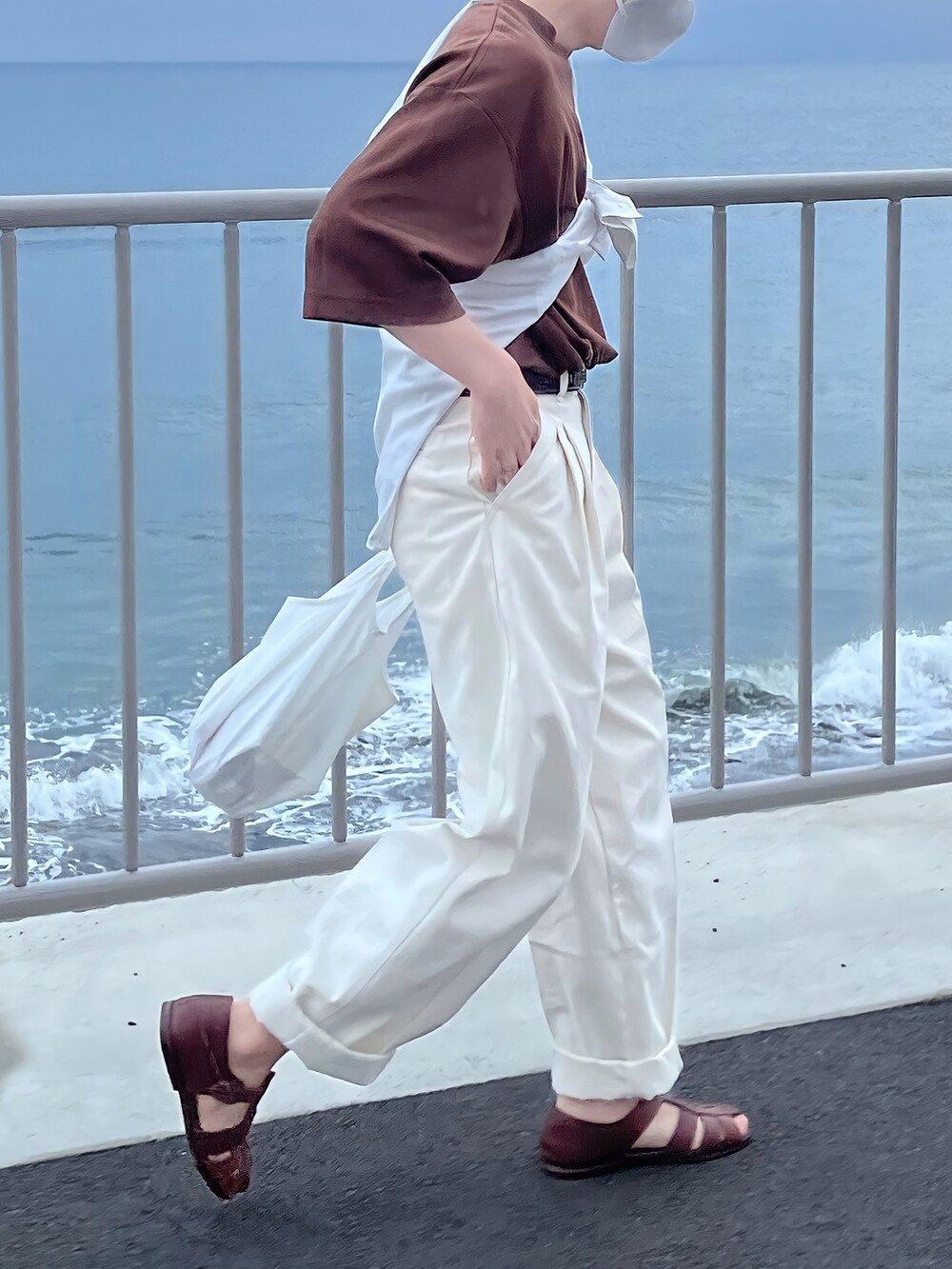 ブラウン系のTシャツ/カットソー、ホワイト系のシャツ/ブラウス、ホワイト系のチノパンツを着用したメンズの夏コーディネートの3枚目の写真