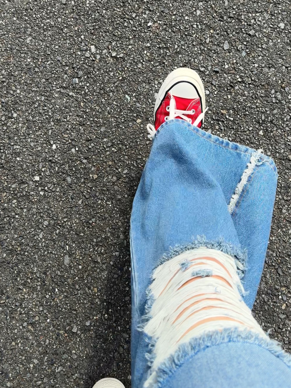 ブルー系のデニムパンツ、ブラック系のカーディガン/ボレロ、グレー系のTシャツ/カットソーを着用したメンズの秋コーディネートの5枚目の写真