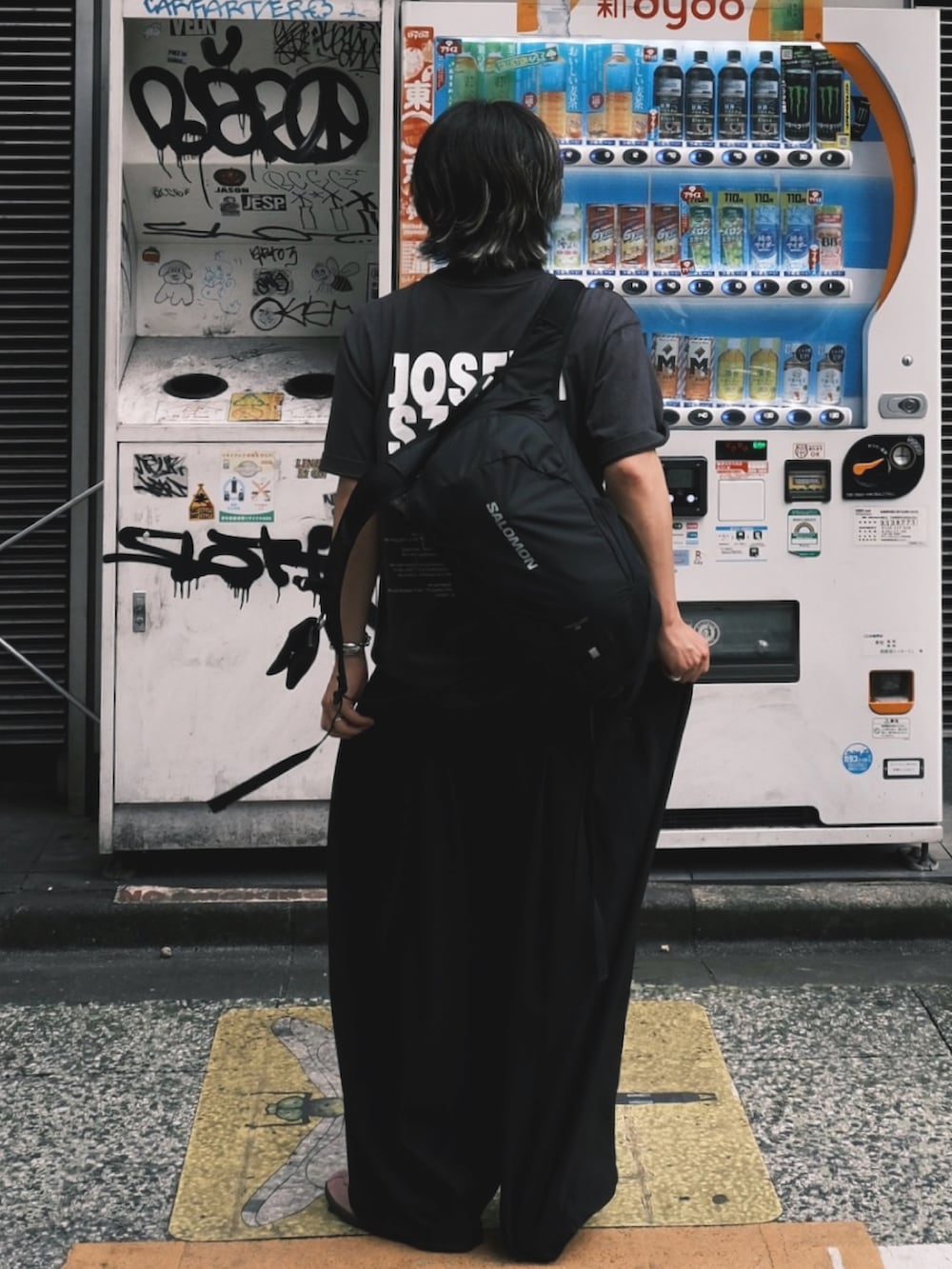 グレー系のTシャツ/カットソー、グレー系のスラックス、ピンク系のスニーカーを着用したメンズの秋コーディネートの3枚目の写真