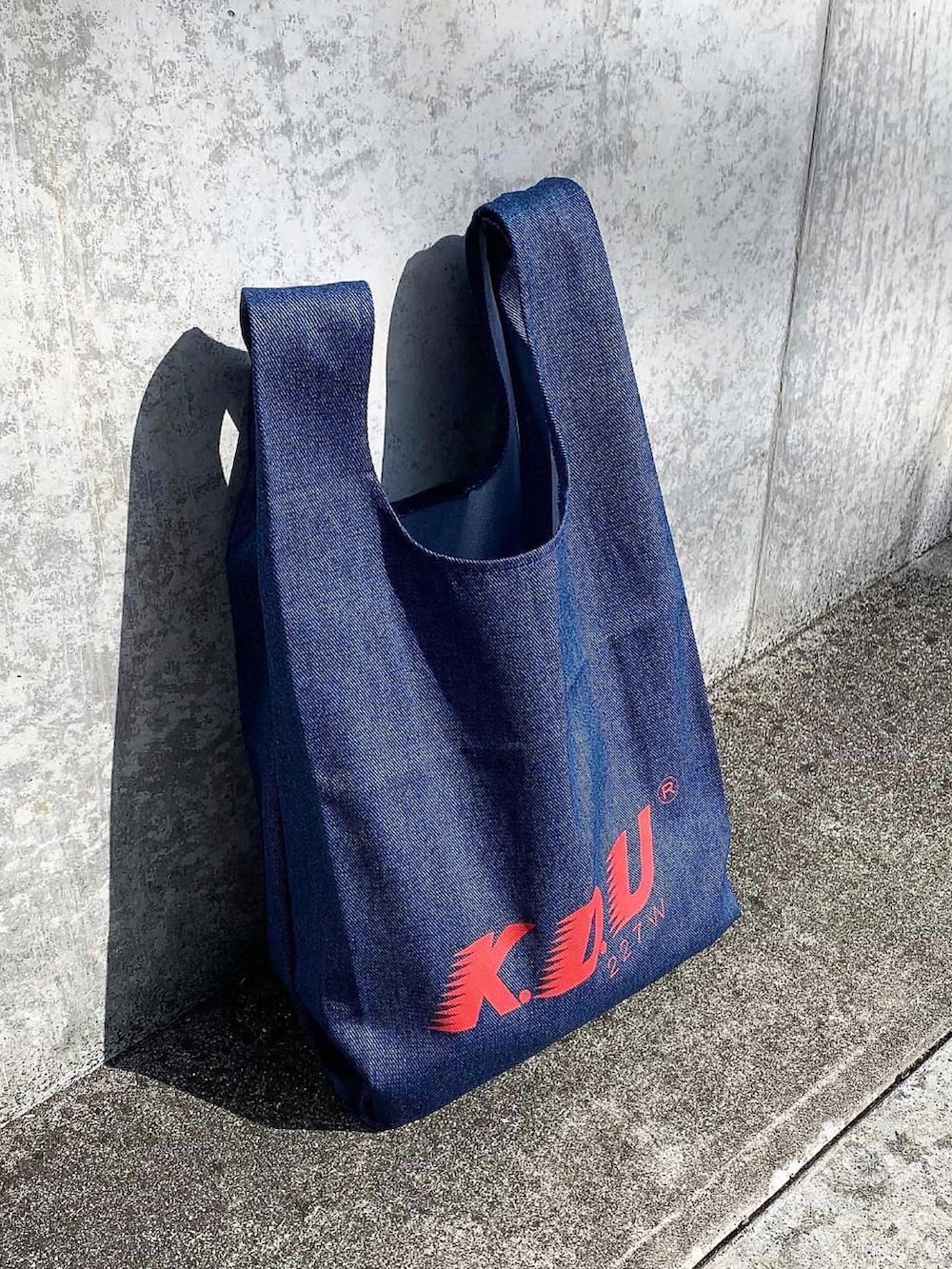 「春夏コーデ、カジュアル、休日コーデ、雨の日コーデ、雨、傘、エコバッグ、キャップ、お洒落さんとつながりたい、スナップ、ドクターマーチン、低身長男子」｜「Steven Alanの＜PASADENA LEISURE CLUB＞ PUFF LOGO CAP/キャップ（キャップ、ブルー系）」を使った、みっち~さん（メンズ・165cm）の春コーディネートの3枚目の写真