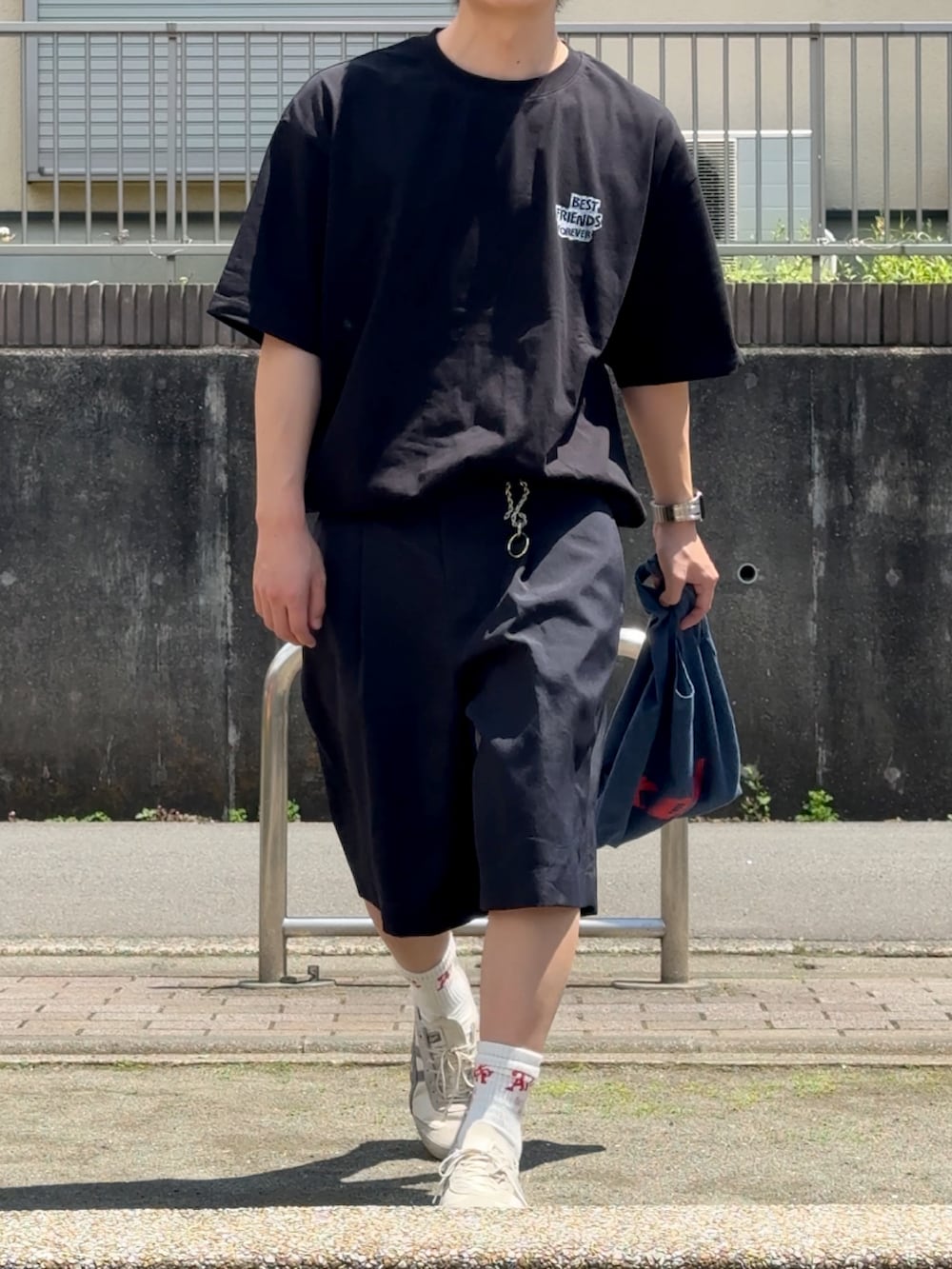 「サングラス、韓国ファッション、リラックススタイル、初夏コーデ、お洒落さんとつながりたい、メンズコーデ、トムとジェリー、デザインTシャツ、ハーフパンツ、オニツカタイガー、サングラススタイル」｜「Onitsuka Tigerのアイテム（スニーカー、ホワイト系）」を使った、みっち~さん（メンズ・165cm）の春コーディネートの3枚目の写真