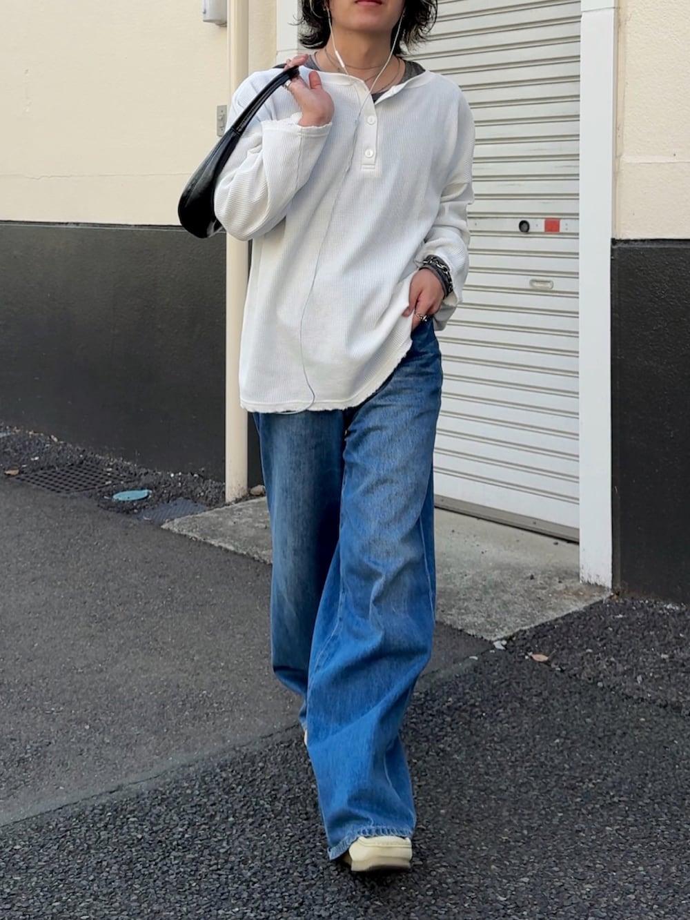 ベージュ系のスニーカー、ブルー系のデニムパンツ、ホワイト系のTシャツ/カットソーを着用したメンズの春コーディネートの2枚目の写真