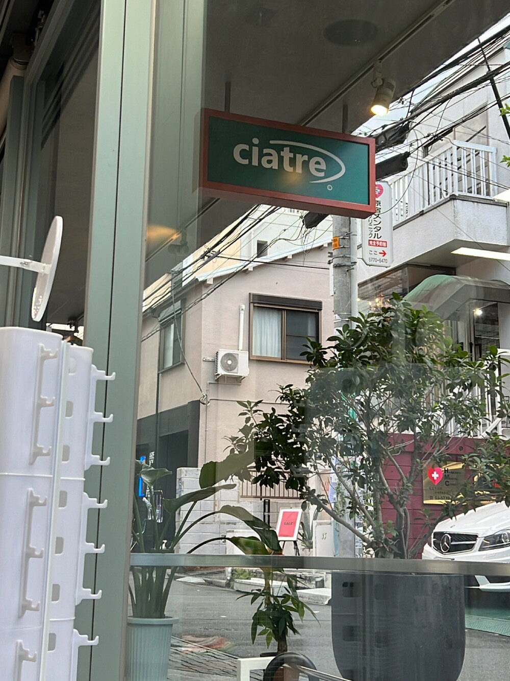 ホワイト系のシャツ/ブラウス、ベージュ系のその他パンツ、ブラック系のバッグを着用したメンズの夏コーディネートの2枚目の写真