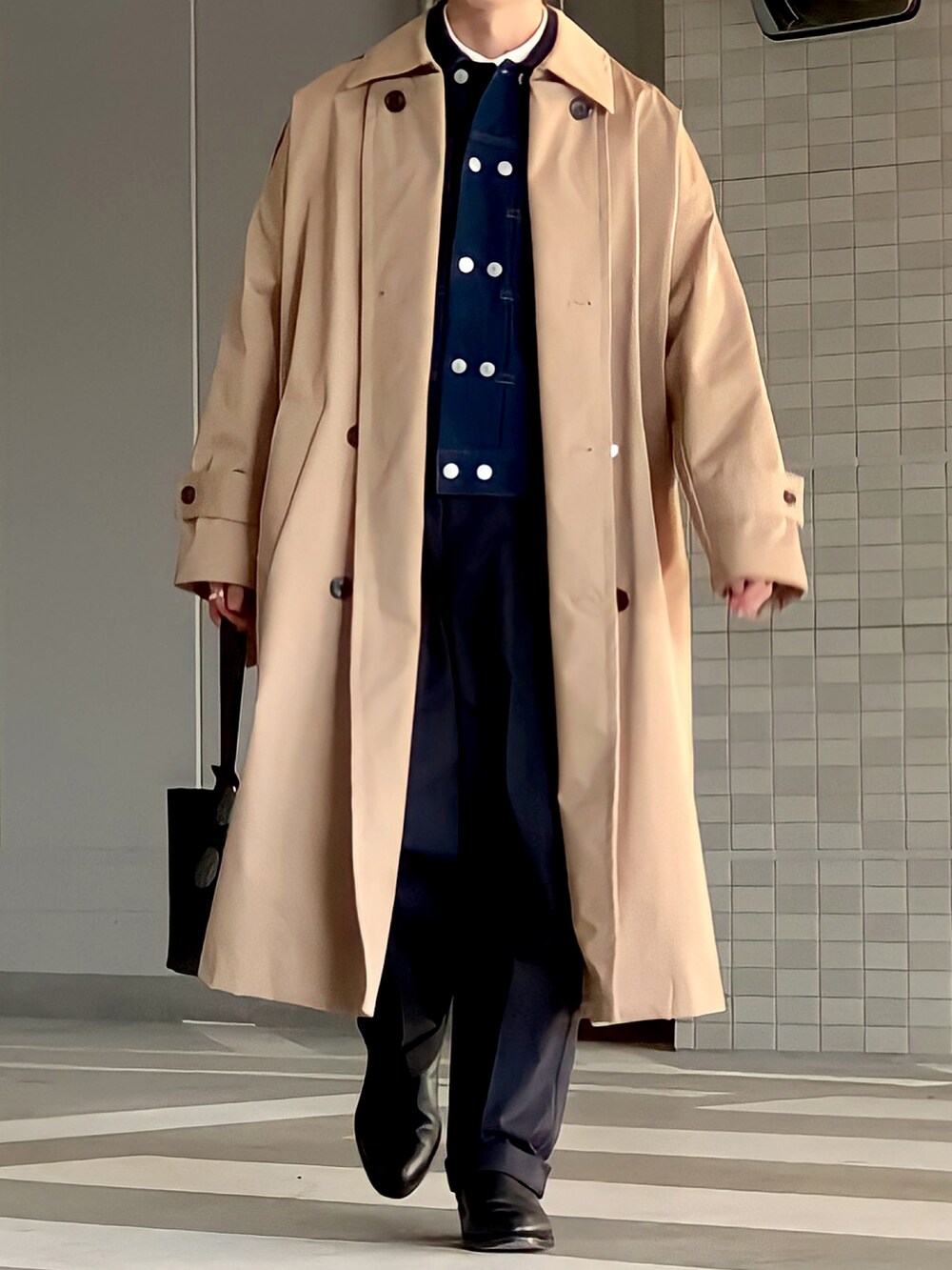 「クリスマスに着たい服、大人カジュアル、休日スタイル、トレンチコート、BEAUTY&YOUTH UNITED ARROWS、デニムジャケット、チノパン、natiam、ナティム、低身長男子、低身長コーデ」｜「epnokのオーバートレンチコート（トレンチコート、ベージュ系）」を使った、みっち~さん（メンズ・165cm）の冬コーディネートの2枚目の写真
