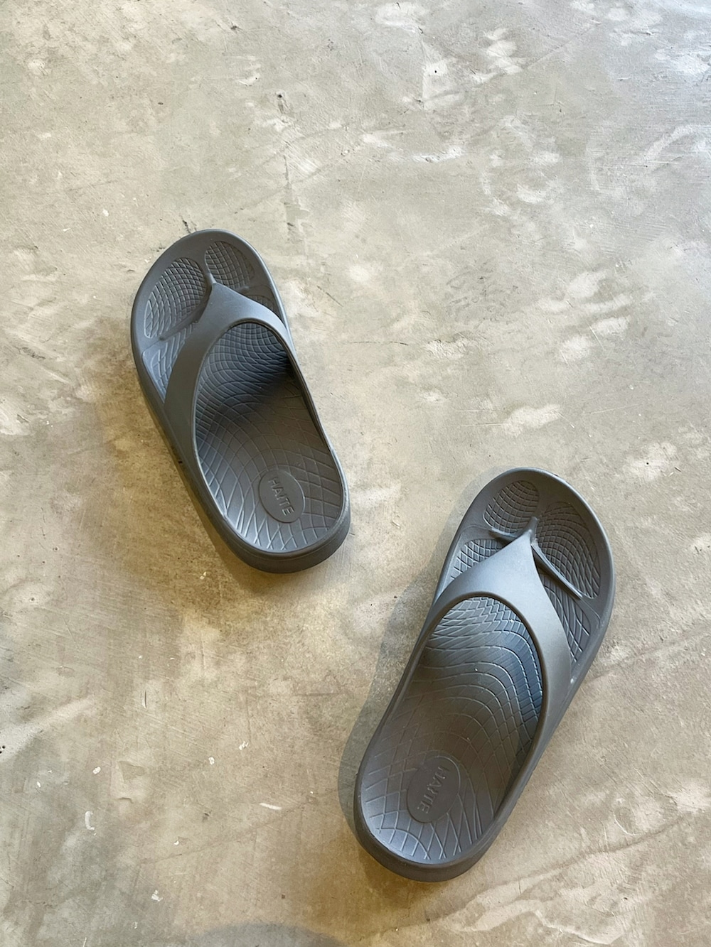グレー系のその他パンツ、グレー系のスウェット、グレー系のサンダルを着用したメンズの秋コーディネートの2枚目の写真
