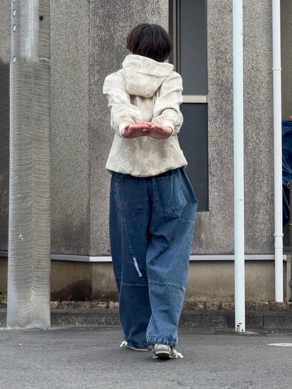 「春めき満開コーデ、春コーデ、低身長男子、低身長コーデ、カモ柄、デニムパンツ、オニツカタイガー、ヘッドホン、パーカーコーデ、Onitsuka Tiger、春色コーデ、カジュアルコーデ」｜「Onitsuka Tigerのアイテム（スニーカー、ホワイト系）」を使った、みっち~さん（メンズ・165cm）の春コーディネートの2枚目の写真