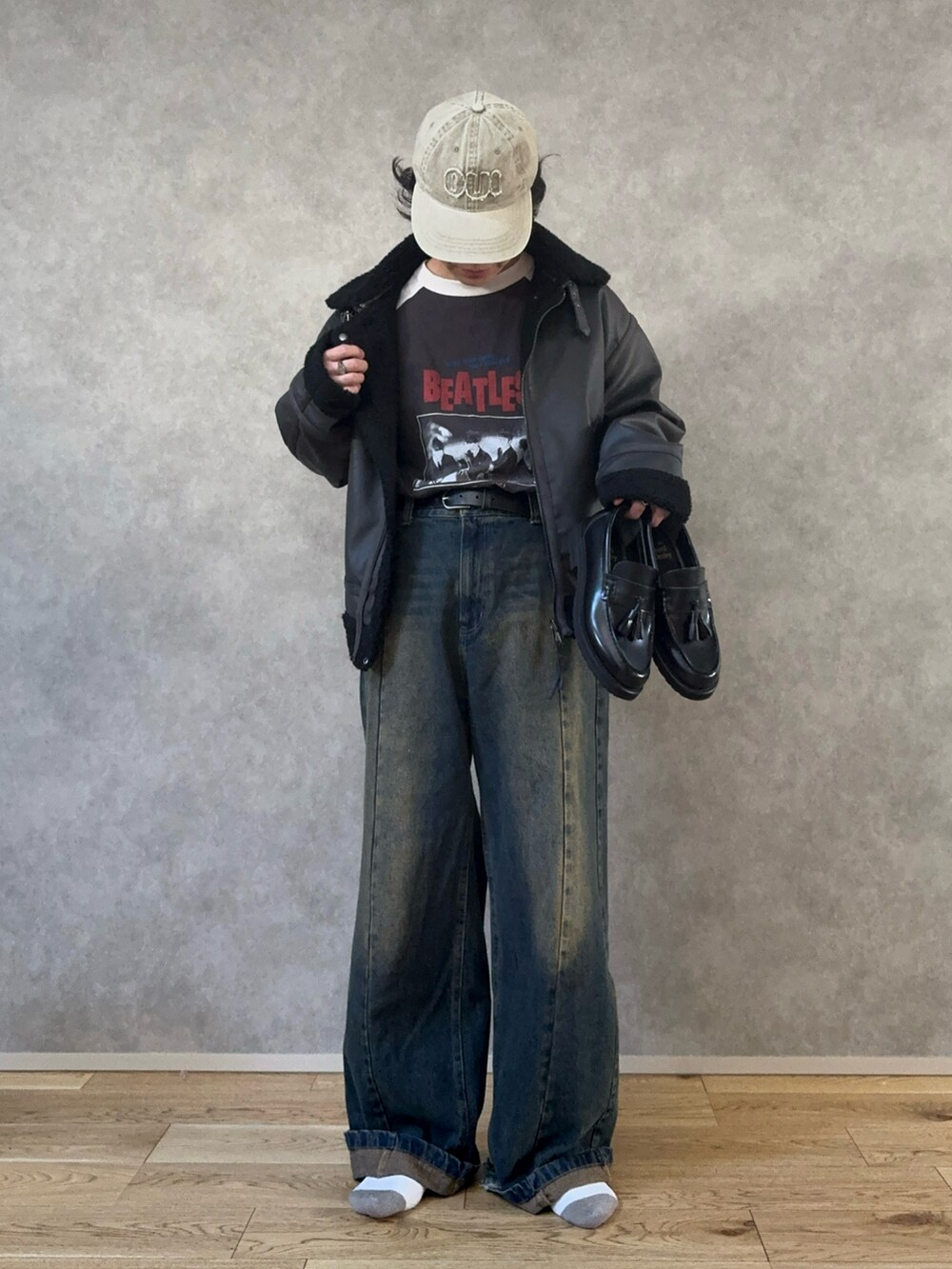 ブルー系のデニムパンツ、グレー系のブルゾン、ブラック系のTシャツ/カットソーを着用したメンズの秋コーディネートの2枚目の写真