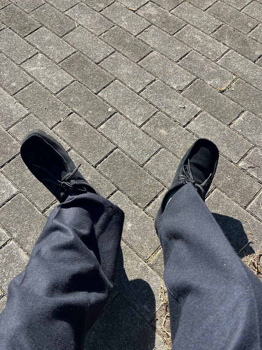 ブルー系のその他パンツ、グレー系のブルゾン、イエロー系のスウェットを着用したメンズの冬コーディネートの3枚目の写真