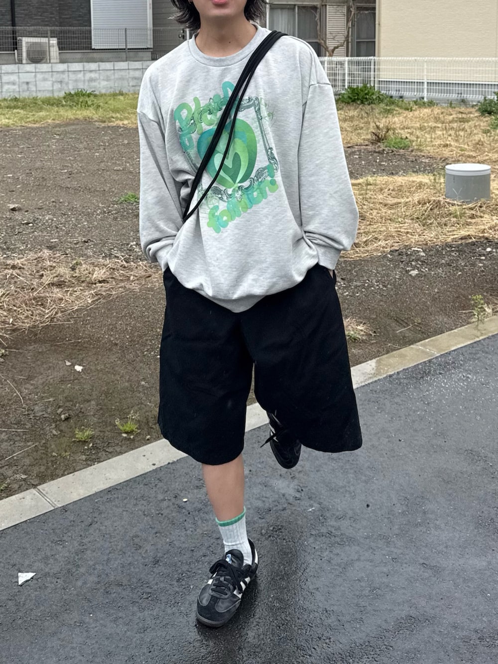 ブラック系のスニーカー、グレー系のスウェット、ブラック系のその他パンツを着用したメンズの春コーディネートの2枚目の写真