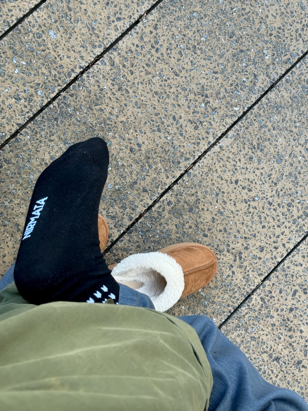 ブラック系のデニムパンツ、ホワイト系のニット/セーター、ブラウン系のショルダーバッグを着用したメンズの冬コーディネートの3枚目の写真